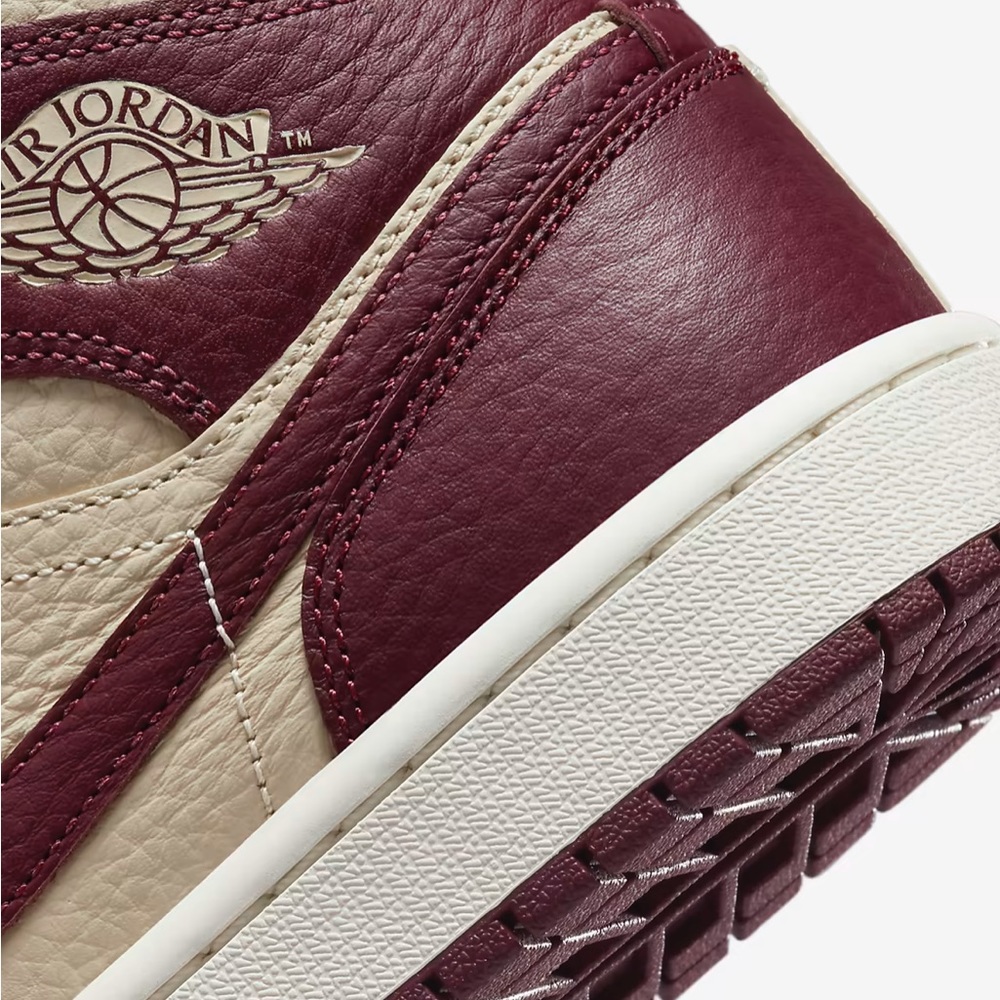 NEW Women’s Air Jordan 1 Mid SE
Shoes - Picture 8 of 17